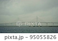 雨に霞む横浜ベイブリッジ（寄り絵・ロング） 95055826