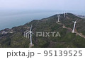 海風を受けて回転する風力タービン 95139525