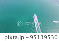 瀬戸内海のなると海峡を進む帆船 95139530
