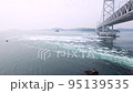 淡路鳴門海峡の迫力あるうず潮 95139535