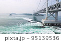 淡路鳴門海峡の迫力あるうず潮 95139536