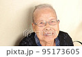 資深微笑日本婦女母親老花眼 95173605