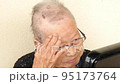 高級美女照鏡子皺紋下垂微笑線 95173764