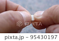 Close-up of the tablet breaks into two parts 95430197