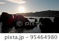 朝日を岩の隙間から空撮 95464980