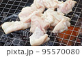 炭火で塩ホルモンを焼く様子 95570080