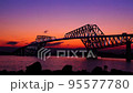 東京ゲートブリッジと富士山の夕景と釣り人 95577780