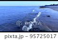 穏やかな海の波と防波堤のある海岸 95725017