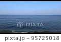 穏やかな海の波と青い空 95725018