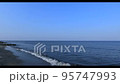 穏やかな海の波と青い空 95747993