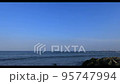 穏やかな海と青い空、波消しブロック 95747994