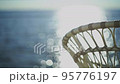椅子越しに見る海岸面 95776197