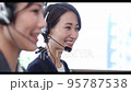 在呼叫中心接電話的女人 95787538