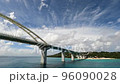 穿過瀨底大橋的伊江島渡輪風景 96090028
