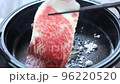 Kansai-style sukiyaki process 3 Grilling the meat 96220520
