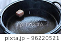 Kansai-style sukiyaki step 2 Sprinkle with sugar 96220521