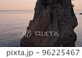 秋谷海岸の立石から徐々にみえる夕日 96225467