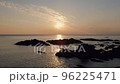 海岸を夕日に向かって前進 96225471