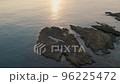 海に反射する夕日 96225472