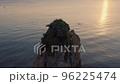 秋谷海岸の立石と海に差し込む夕日 96225474