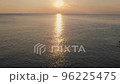 海に反射する夕日から海岸に向けてバック 96225475
