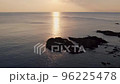 海面に反射する夕日と雲に隠れる夕日 96225478