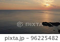 夕焼けに染まる海岸と木々 96225482