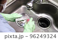 シンクの排水溝を掃除する女性 96249324