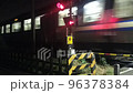 圓覺寺鐵路道口在晚上 96378384
