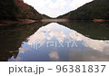 秋の不動池 96381837