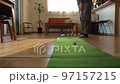 休日にゴルフのパット練習を自宅でする男性 日本人50代 休日にゴルフのパット練習を自宅でする男性 日本人50代 97157215