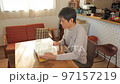 休日に家で洋書を読む50代男性 日本人 休日に家で洋書を読む50代男性 日本人 97157219