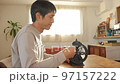 ミルで珈琲豆を挽く50代男性 日本人 ミルで珈琲豆を挽く50代男性 日本人 97157222