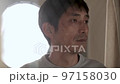 窓の外を憂鬱そうに見つめる男性 50代日本人 スロー 窓の外を憂鬱そうに見つめる男性 50代日本人 スロー 97158030