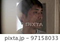 窓の外を悲しい表情で見つめる男性 目が合って笑う 50代日本人 スロー 窓の外を悲しい表情で見つめる男性 目が合って笑う 50代日本人 スロー 97158033