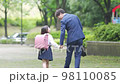 お父さんと手を繋いで通学する小学生の女の子の動画素材