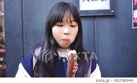 チョコバナナを食べる小学生の女の子の動画素材