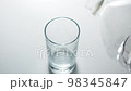 グラスに注がれる水 98345847