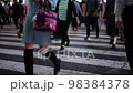 夜の渋谷スクランブル交差点を行き交う人々のローアングルショットの動画素材 [98384378]