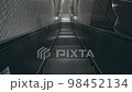 昏暗的下降自動扶梯 98452134
