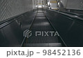 昏暗的下降自動扶梯 98452136