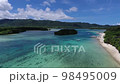川平湾　小島を中心にクレーンアップ 98495009