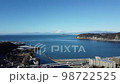 逗子半英里海灘和白雪皚皚的富士山 98722525