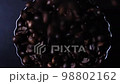 降り注ぐコーヒー豆（上から） 98802162