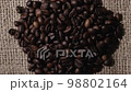 降り注ぐコーヒー豆（上から） 98802164