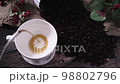 降り注ぐコーヒー豆（上から） 98802796