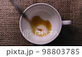 降り注ぐコーヒー豆（上から） 98803785