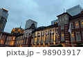 東京車站和建築物的風景在晚上 98903917