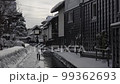 飛騨古川瀨戶川和白壁倉庫的雪景 99362693