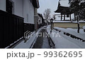 飛騨古川瀨戶川和白壁倉庫的雪景 99362695